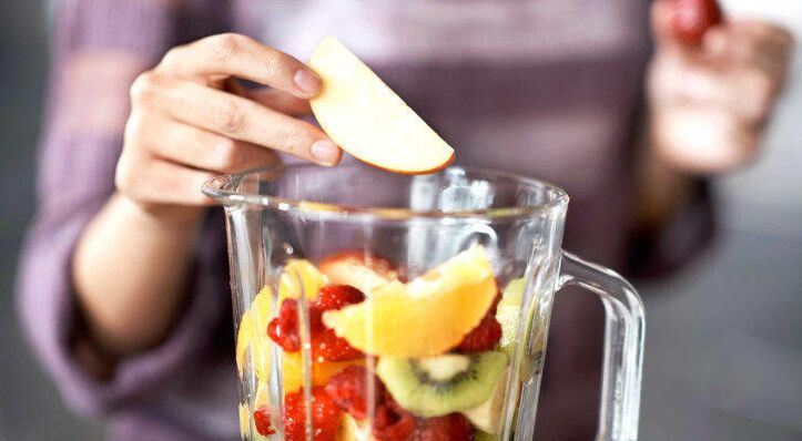 Mga prutas sa isang blender