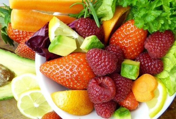 Mga prutas na may mga berry at halamang gamot